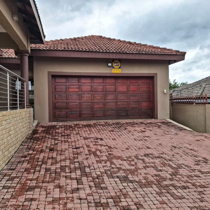 4 Bedroom House To Rent in Stonehenge Ext 1 with spacious kitchen and garden.