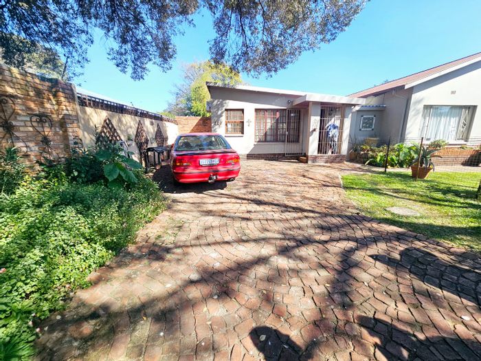 To Rent: 2-Bedroom House in Lyttelton Manor with courtyard, fibre, and garden service.