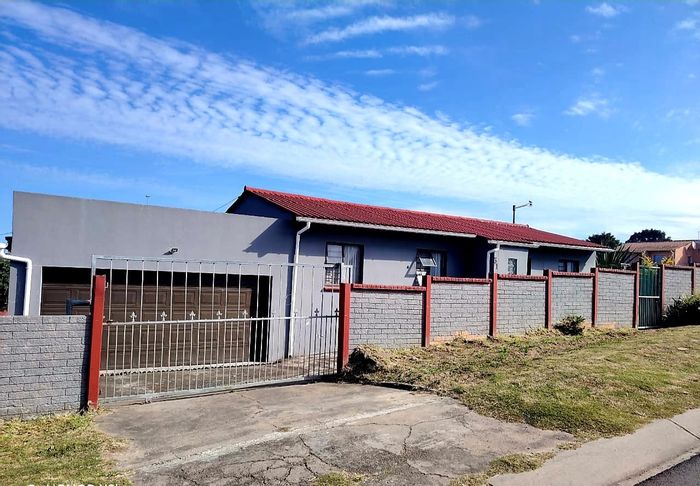 3-Bedroom House in Braelyn For Sale with Garage, Garden, and Security Features.