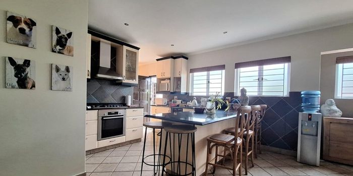 Seaward Estates House For Sale: 3 beds, garden, double garage, secure living.
