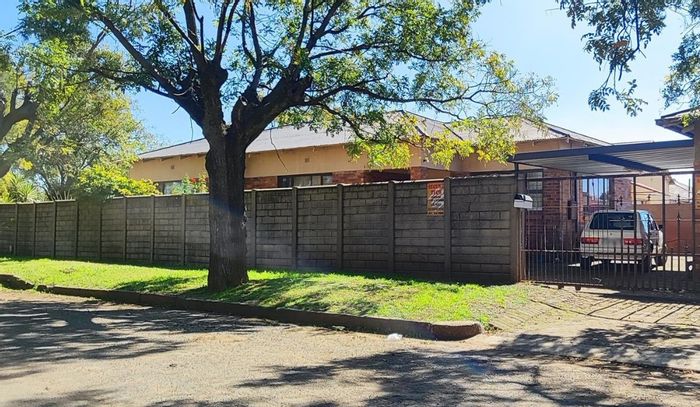 House for Sale in Brakpan Central: 3 Bedrooms, Garage, Near Schools & Shops.
