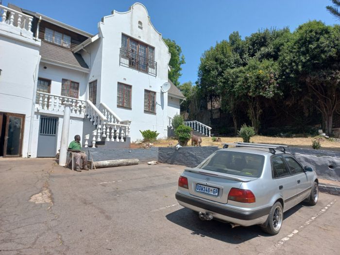 For Sale: Spacious Melville house with 6 bedrooms, garden, and granny cottage.
