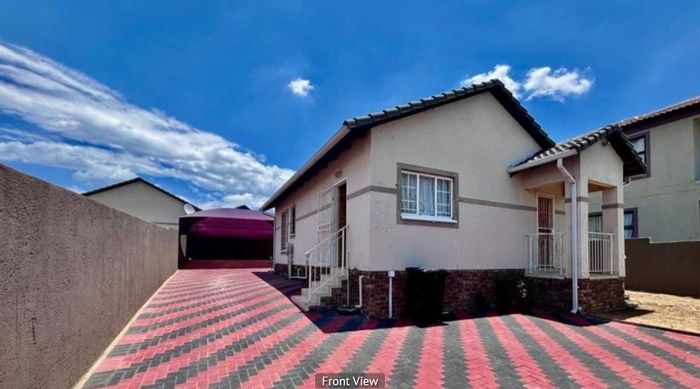 For Sale: House in Blue Hills with 3 bedrooms, spacious yard, ample parking.
