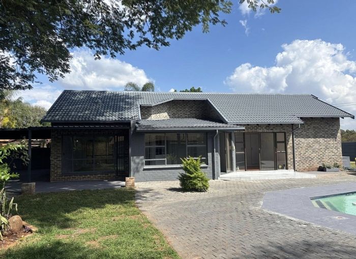 Doornpoort House For Sale: 3 Bedrooms, Pool, Gazebo, Large Garden, Carport.