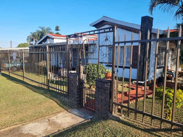 Newholme House For Sale: 3 bedrooms, flatlet, spacious garden, double carport.