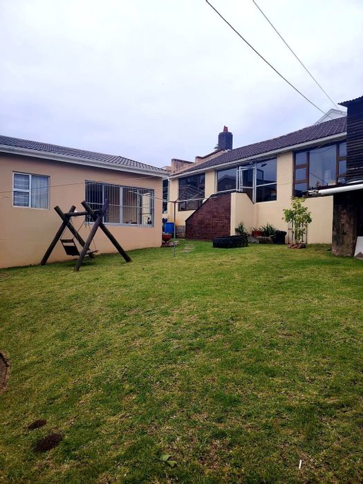 Amalinda House For Sale: 4 bedrooms, flat, garage, carports, spacious living areas.
