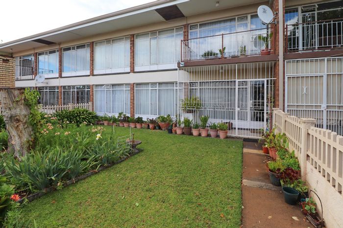 Flamwood Apartment For Sale: 2 Bedrooms, garage, communal gardens, near amenities.