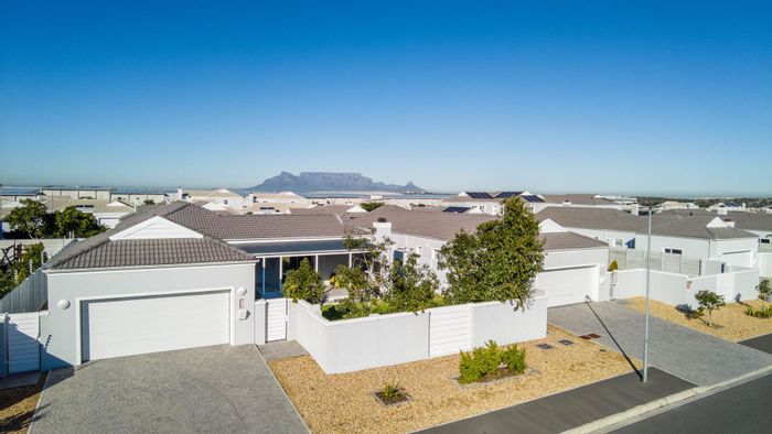 For Sale: Family House in Sunningdale with 4 Bedrooms, Garden, and Braai Area.