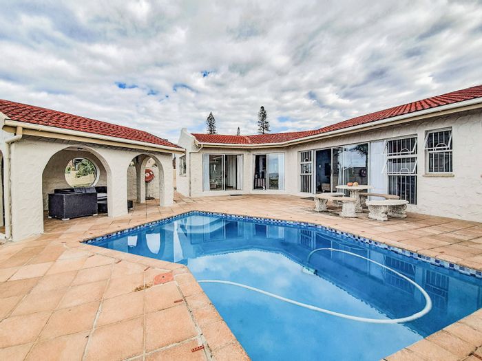 For Sale: House in Manaba Beach with 5 en-suite bedrooms, pool, and flats.