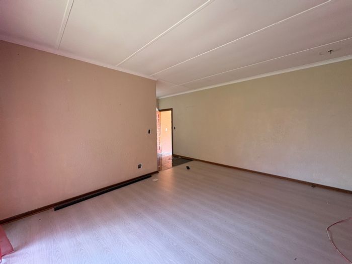 For Sale: House in Orkney Park with 3 bedrooms, 3 garages, and entertainment area.