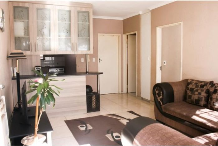 Georgina Apartment For Sale: 2 Bedrooms, secure parking, close to amenities.