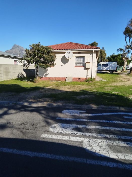 Brooklyn House For Sale: 2 Bedrooms, Large Yard, Expansion Potential.
