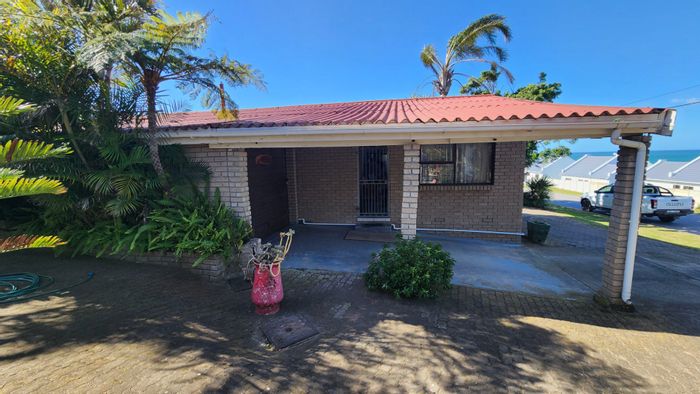 Tergniet House For Sale: Ocean views, 3 bedrooms, garage, and fenced yard.