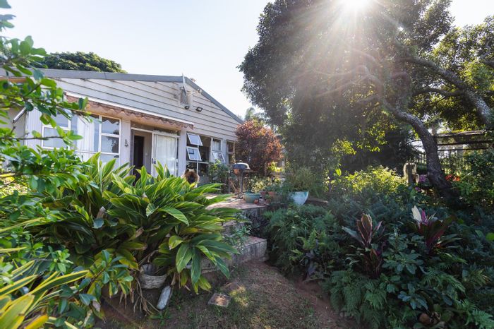 Sea Park House For Sale: 3 beds, sea views, flatlet, double garage, beach access.