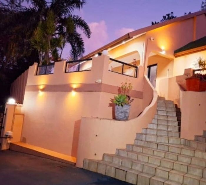 La Lucia House For Sale: 4 bedrooms, pool, ocean views, entertainment area.
