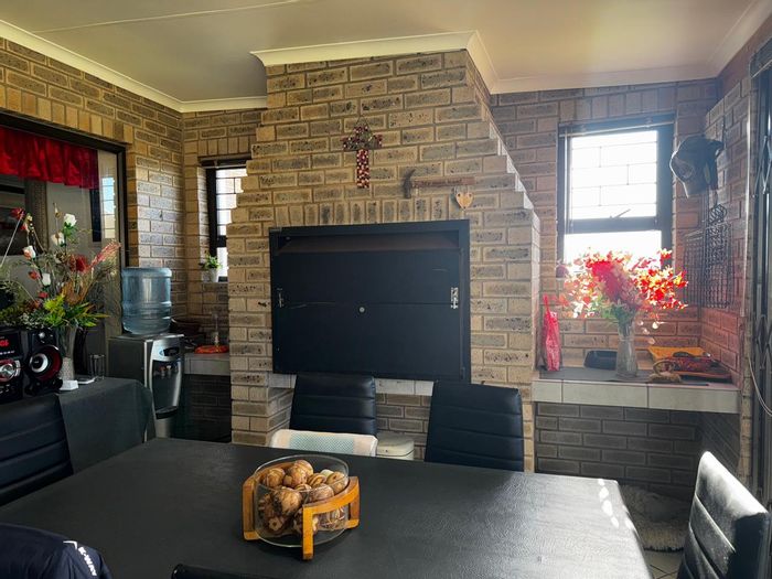 For Sale: Noorsekloof House with ocean views, 3 bedrooms, and enclosed patio.