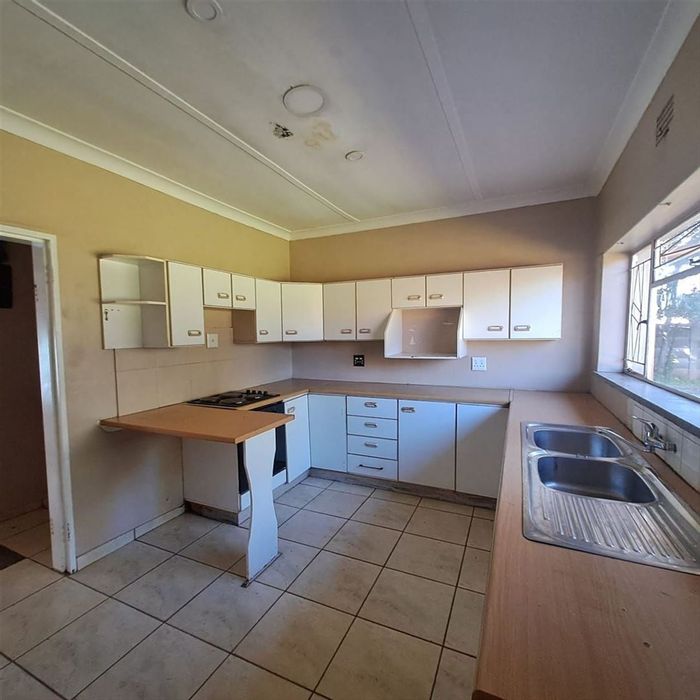 Northmead House For Sale: 3 Bedrooms, Pool, Garage, Ideal for Families.