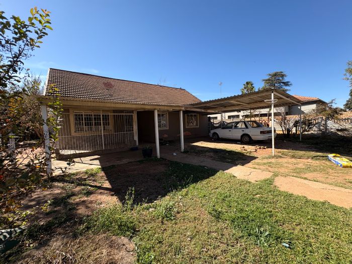 3-bedroom house in Ellaton for sale, features carport and enclosed stoep.