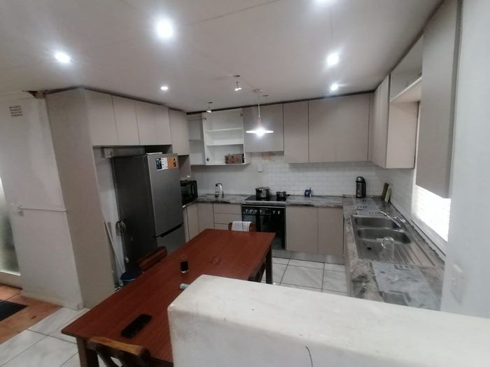 Northpine House For Sale: Spacious 5-bed, granny flat, near primary school.