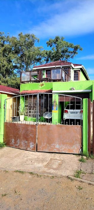 Amalinda House For Sale: 4 bedrooms, jacuzzi, study, secure parking, near amenities.