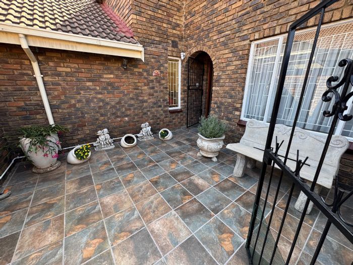 For Sale: Birchleigh North Townhouse with 3 bedrooms, double garage, and spacious living areas.