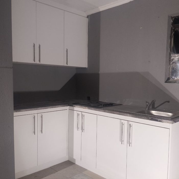 1-Bedroom house for rent in Rooihuiskraal, includes parking, water, and WiFi.