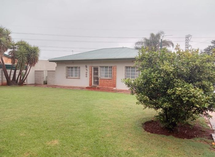 4-Bedroom House For Sale in Wychwood with spacious garden and flatlet potential.