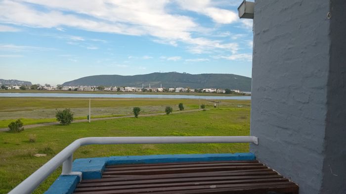 Spacious 4-bedroom apartment in Knysna Central, ideal for living and working.