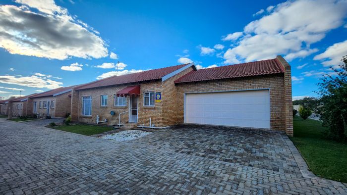 2-Bedroom Apartment For Sale in Wilkoppies with Double Garage and Open-Plan Living.