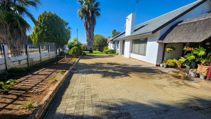 House for Sale in Meiringspark: 2 beds, flatlet, open-plan living, flexible layout.