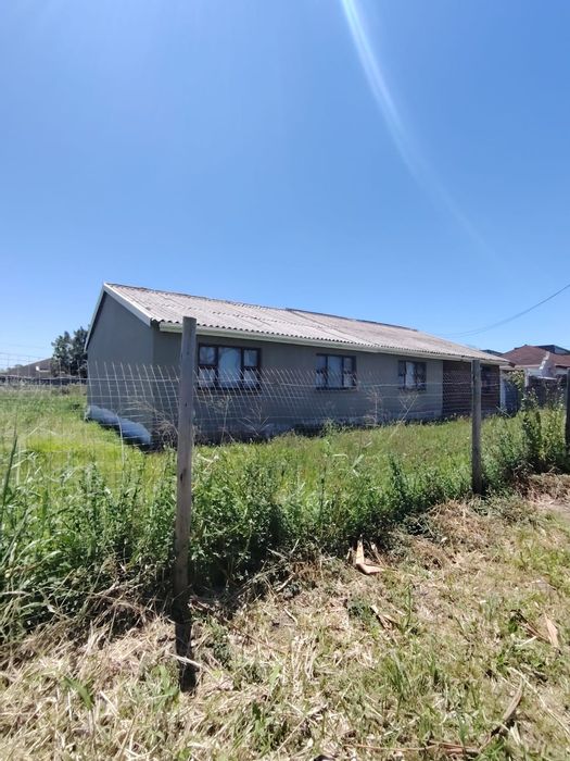 Amalinda House For Sale: 5 bedrooms, 1200sqm land, mixed-use potential.