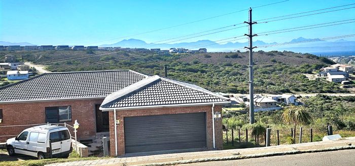 Dual-living house in Seemeeu Park with ocean views, garage, and ample parking. For Sale.