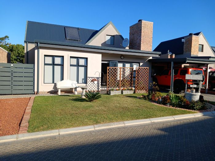 Hartenbos Central House For Sale: 2 beds, solar energy, near beach and amenities.