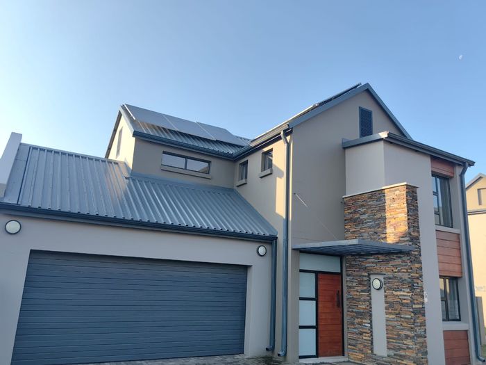 La Camargue Private Country Estate House To Rent: 3 beds, solar power, outdoor braai.