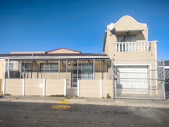 House To Rent in Rocklands: 2 Bedrooms, garage, private yard, close to amenities.