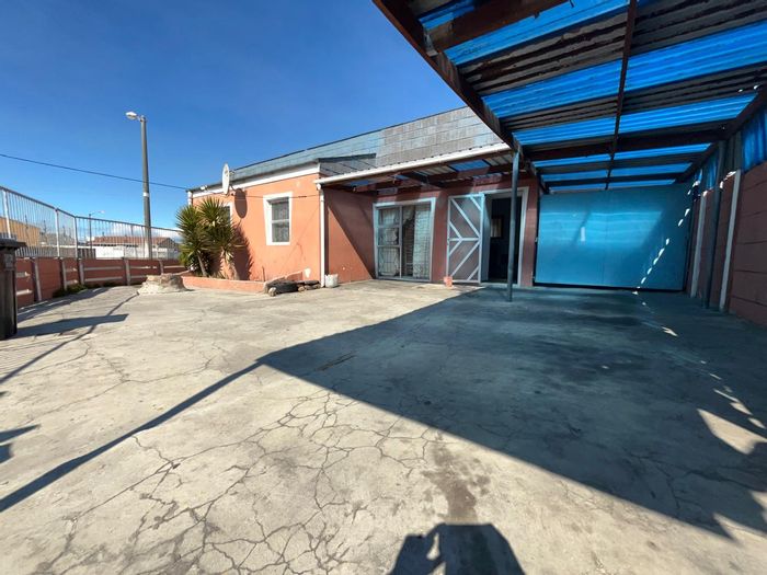 Eastridge House For Sale: 3 bedrooms, spacious yard, parking, near amenities.