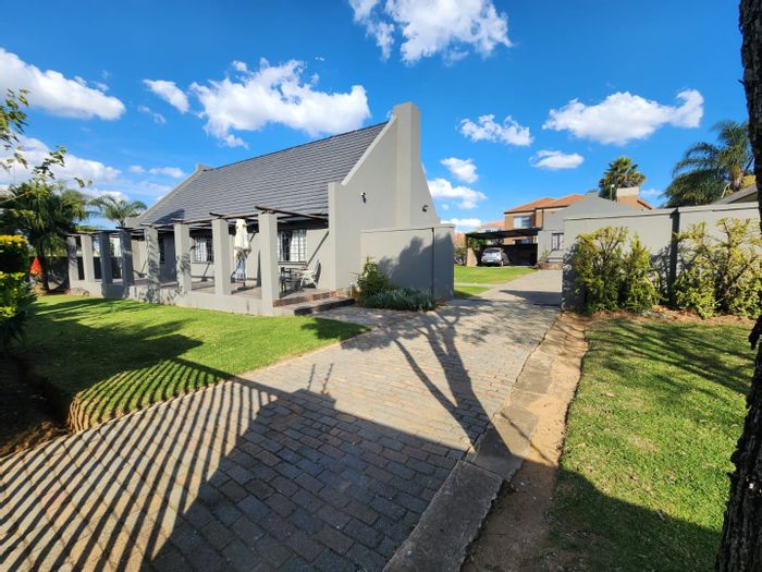 Glen Marais House For Sale: Spacious home with garden cottage and outdoor patio.