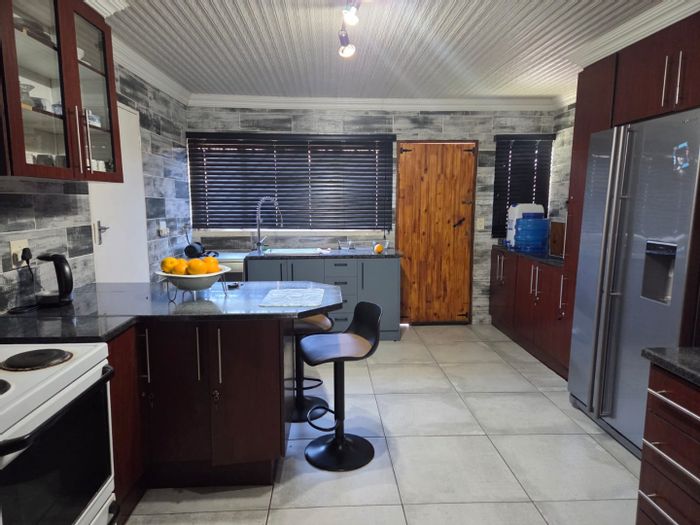 Kosmos Park House For Sale: 4 beds, study, carport, water tank.