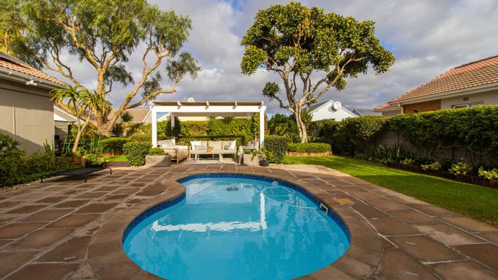 Sunningdale House For Sale: 3 Bedrooms, pool, solar power, flexible living spaces.