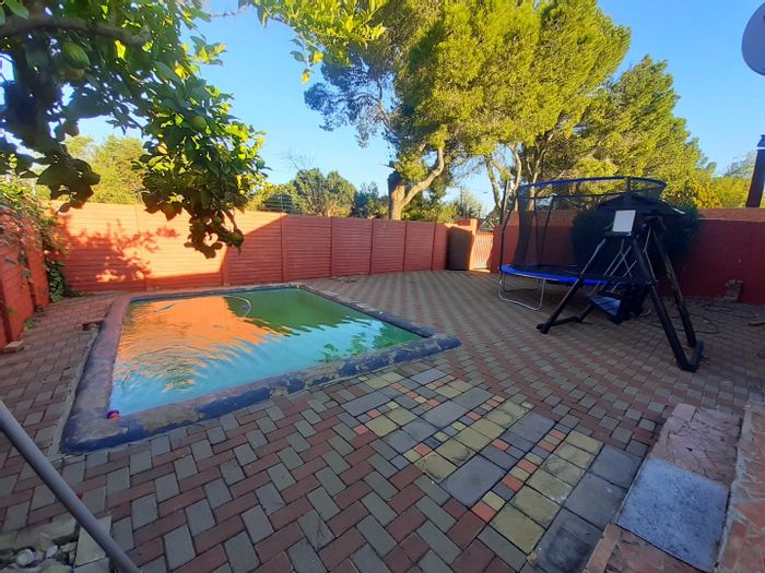 Hilton House For Sale: Spacious 6-bedroom, pool, security features, rental units.