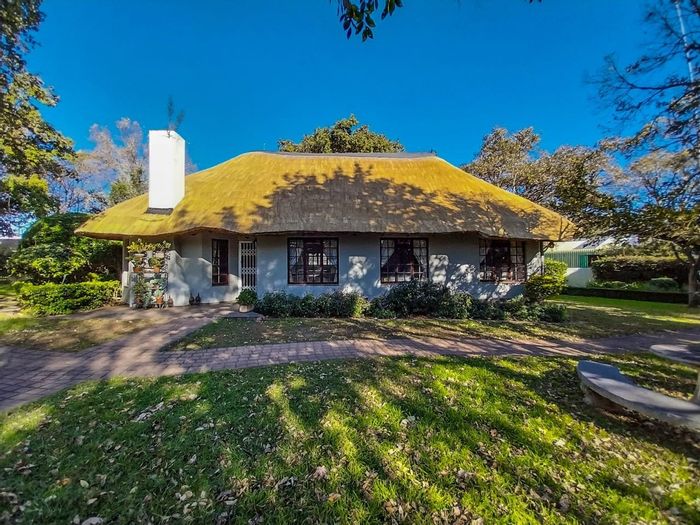 House to Rent in Doornrandje: 2 Bedrooms, pet-friendly garden, nature reserve views.
