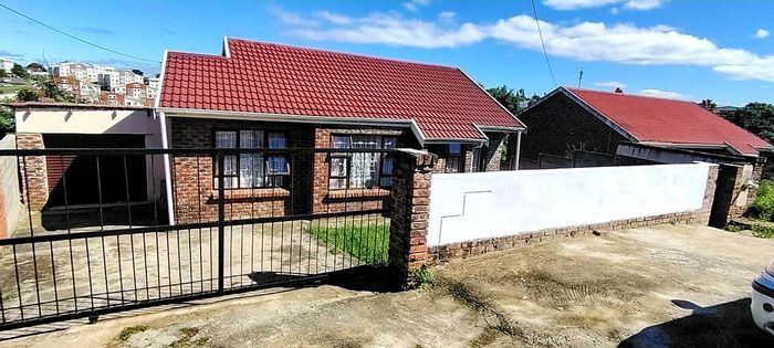 Amalinda House For Sale: 3 Bedrooms, garage, automated gate, family-friendly location.