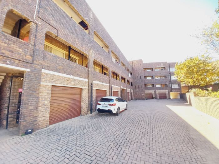 For Sale: 2-Bedroom Apartment in Croydon, close to shops and airport.