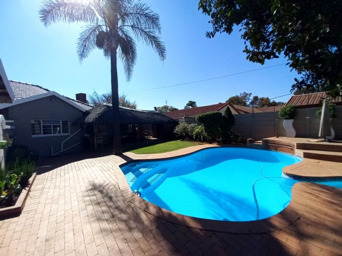 For Sale: House in Croydon with pool, flatlet, and secure parking options.