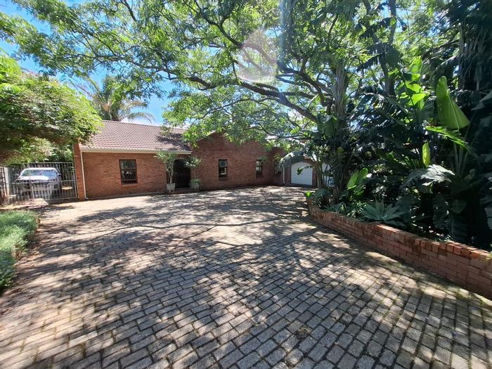 For Sale: House in Winterhoek Park with pool, 4 bedrooms, and security features.