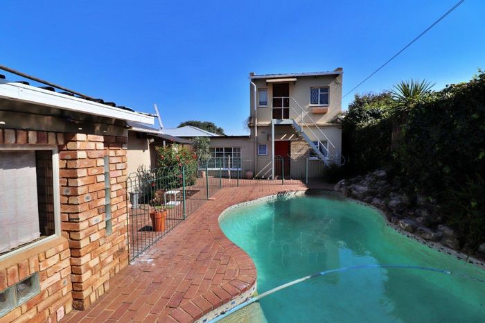 For Sale: House in Primrose with pool, entertainment area, and study.