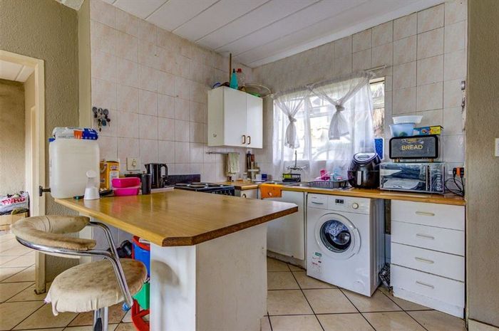 For Sale: Apartment in Kempton Park Ext 4 with pool and secure parking.