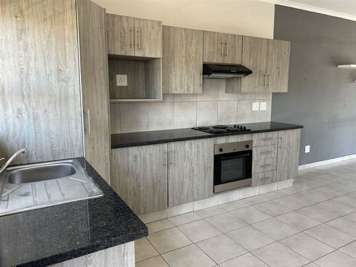 Norton Park Townhouse For Sale: 2 Bedrooms, private pool, open-plan living.
