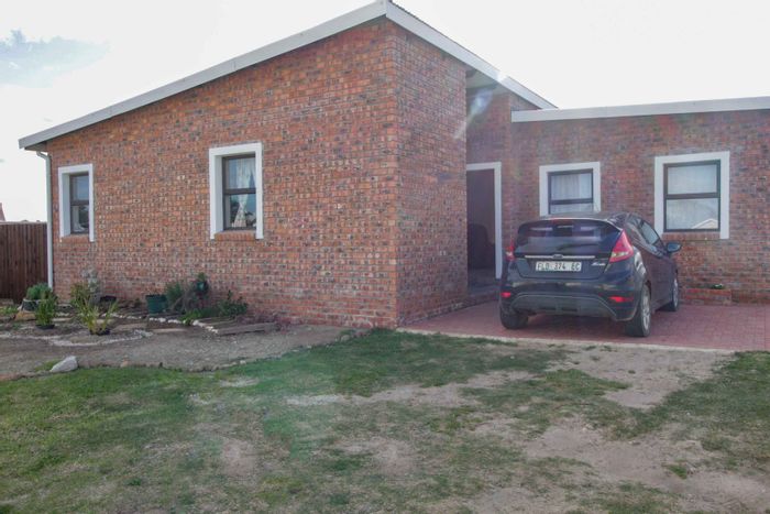 Wavecrest House For Sale: 4 bedrooms, hobby room, solar geysers, spacious yard.