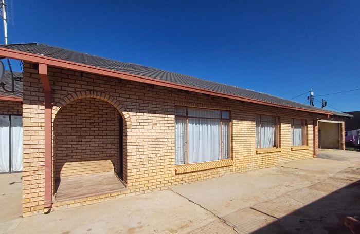 For Sale: House in Kanana with 3 bedrooms, double garage, study, and pre-paid electricity.